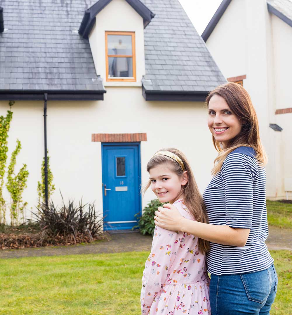 Mère et fille devant leur maison grâce à l'IOBSP